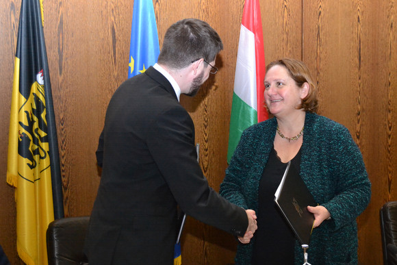 Europa Baden-Württemberg und Ungarn bauen Zusammenarbeit aus Der ungarische Staatssekretär für Wirtschaftsdiplomatie, Levente Magyar (l.) und Staatssekretärin Theresa Schopper (r.)