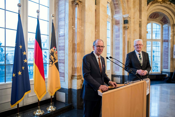 Auszeichnung Bundesverdienstkreuz für Rainer Reichhold Rainer Reichhold (l.) bei seiner Dankesrede, daneben Ministerpräsident Winfried Kretschmann (r.)