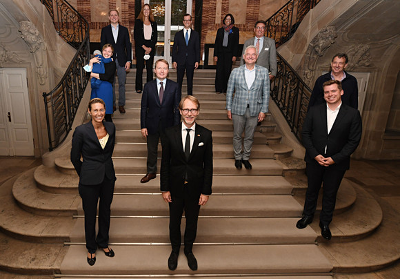 Austausch Stegmann empfängt Direktorin des Aspen Institut Staatsminister Dr. Florian Stegmann (vorne Mitte) steht mit der Direktorin des Aspen Institut Deutschland, Dr. Stormy-Annika Mildner (vorne links), und den Mitgliedern einer deutsch-amerikanischen Parlamentariergruppe auf einer Treppe im Neuen Schloss in Stuttgart.