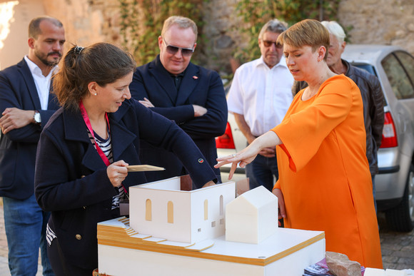 Staatssekretärin Andrea Lindlohr (rechts) besichtigt die ehemalige Synagoge in Neidenstein.