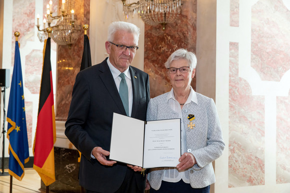Auszeichnung Verdienstorden des Landes an 18 verdiente Persönlichkeiten Ministerpräsident Winfried Kretschmann (l.) und Waltraut Maier (r.) (Bild: Staatsministerium Baden-Württemberg)