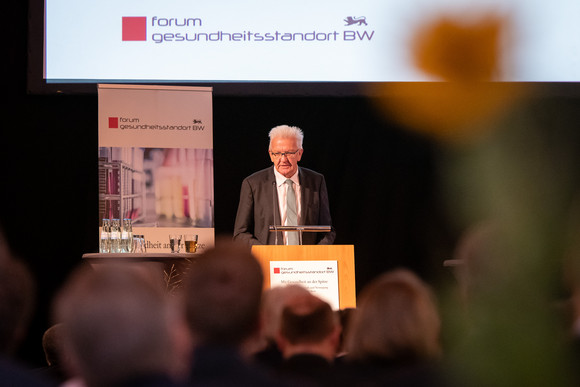 Konferenz Zwischenbilanz des Forums Gesundheitsstandort Ministerpräsident Winfried Kretschmann spricht zur Eröffnung des Forums Gesundheitsstandort (Bild: Staatsministerium Baden-Württemberg)