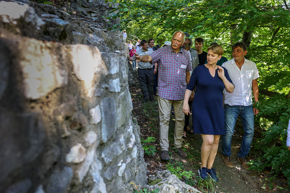 Staatssekretärin Andrea Lindlohr MdL besucht die Burgruine Kocherburg in Aalen-Unterkochen.