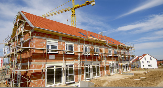 Rohbaublockhaus im Neubaugebiet