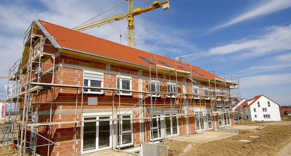 Rohbaublockhaus im Neubaugebiet