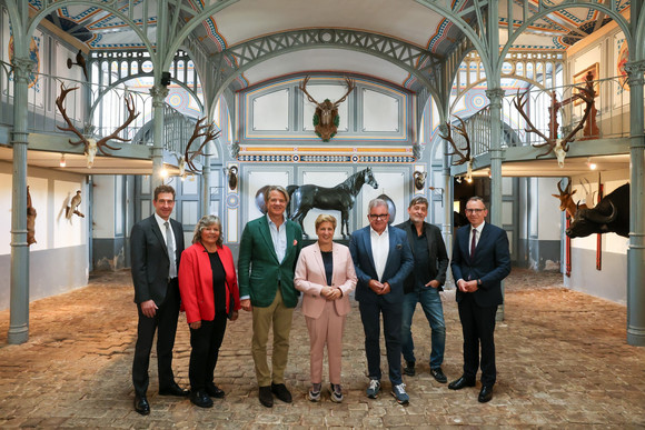 Denkmalreise Ministerin Razavi besichtigt Marstall in Donaueschingen Ministerin Nicole Razavi MdL (4.v.l.) besichtigt den Fürstlich Fürstenbergischen Marstall mit Anspannhalle in Donaueschingen gemeinsam mit Christian Fürst zu Fürstenberg (3.v.l.)