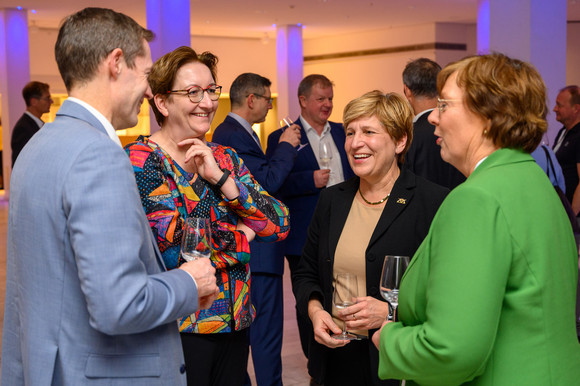 v.l.: Klara Geywitz, Bundesministerin für Wohnen, Stadtentwicklung und Bauwesen, Nicole Razavi MdL, Ministerin für Landesentwicklung und Wohnen Baden-Württemberg und BMK-Vorsitzende, und Dr. Sabine Sütterlin-Waack, Ministerin für Inneres, Kommunales, Wohnen und Sport des Landes Schleswig-Holstein, bei der 142. Bauministerkonferenz in Baden-Baden