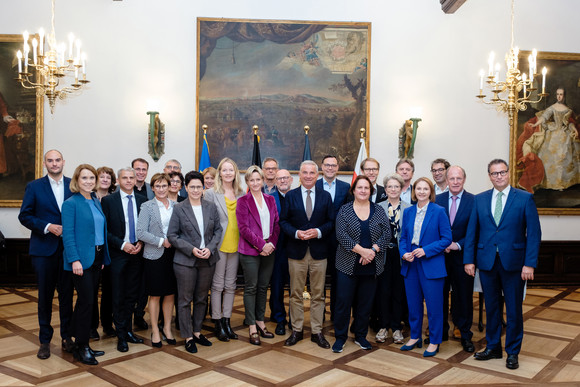 Landesregierung Auswärtige Kabinettssitzung in Freiburg Gruppenbild des Kabinetts im Historischen Kaufhaus in Freiburg