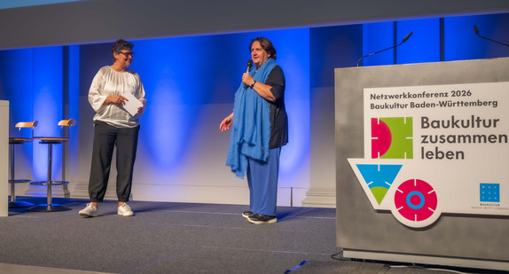 Ministerin Theresa Schopper spricht zur Eröffnung der Netzwerkkonferenz Baukultur