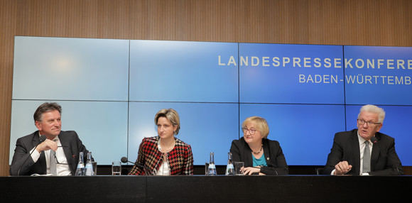Pressekonferenz 50 Millionen Euro für innovative Projekte im Gesundheitsbereich v.r.n.l.: Ministerpräsident Winfried Kretschmann, Wissenschaftsministerin Theresia Bauer, Wirtschaftsministerin Nicole Hoffmeister-Kraut und Sozial- und Integrationsminister Manne Lucha bei der Regierungspressekonferenz (Bild: Staatsministerium Baden-Württemberg)