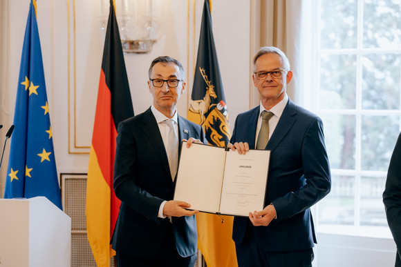 Ministerpräsident Cem Özdemir (links) und Rudi Hoogvliet (rechts), Staatssekretär für Medienpolitik und Bevollmächtigter des Landes beim Bund