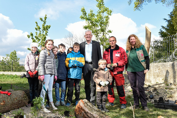 Artenschutz „Europa Minigärtner“ im Garten des Clay-Hauses Ministerpräsident Winfried Kretschmann (M.) mit „Europa Minigärtnern“ im Garten des Clay-Hauses