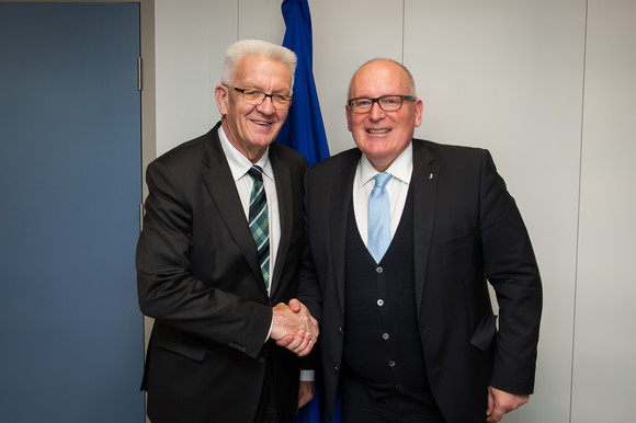 Europa Kretschmann besucht Brüssel Ministerpräsident Winfried Kretschmann (l.) und der Erste Vizepräsident der Europäischen Kommission, Frans Timmermans (r.) (Foto: Vertretung des Landes Baden-Württemberg bei der Europäischen Union/FKPH)