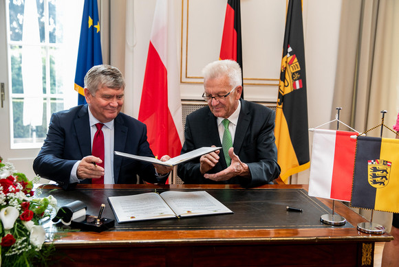 Europa Weitere Kooperationen mit Woiwodschaft Łódźkie Ministerpräsident Winfried Kretschmann (r.) und Woiwodschaftsmarschall Witold Stępień (l.)