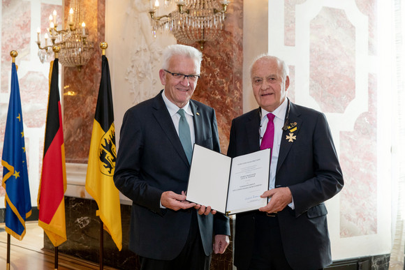Auszeichnung Verdienstorden des Landes an 18 verdiente Persönlichkeiten Ministerpräsident Winfried Kretschmann (l.) und Prof. Götz W. Werner (r.) (Bild: Staatsministerium Baden-Württemberg)