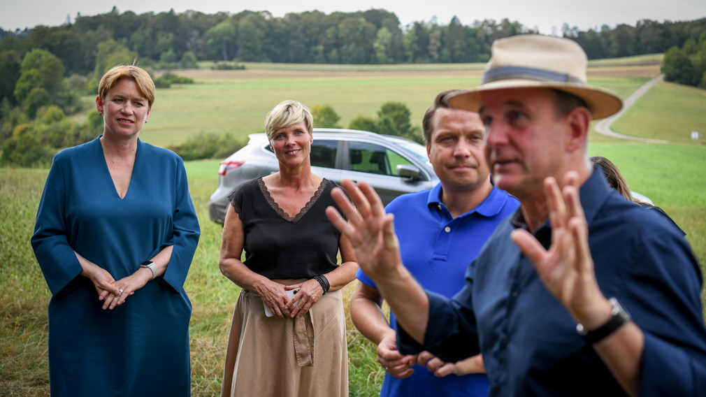 Staatssekretärin Andrea Lindlohr MdL besucht Hallstattzeitliche Befestigungsanlage von Althayingen