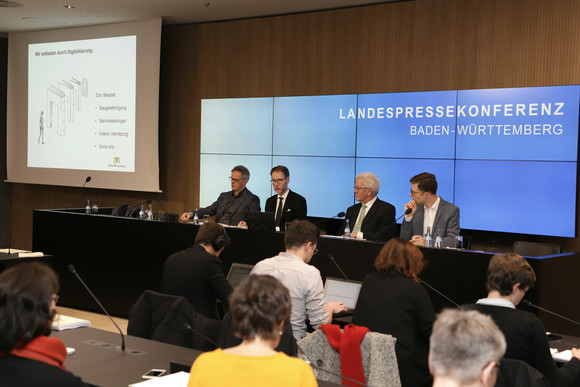 Pressekonferenz Landesregierung beschließt Arbeitsprogramm für Bürokratieabbau v.l.n.r.: Regierungssprecher Rudi Hoogvliet, Staatssekretär Dr. Florian Stegmann, Ministerpräsident Winfried Kretschmann und Anno Knüttgen (Vorsitzender der Landespressekonferenz Baden-Württemberg) bei der Regierungspressekonferenz in Stuttgart (Bild: Staatsministerium Baden-Württemberg)