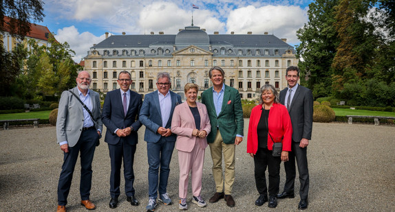 Ministerin Nicole Razavi MdL (4.v.l.) besichtigt den Fürstlich Fürstenbergischen Marstall mit Anspannhalle in Donaueschingen gemeinsam mit Christian Fürst zu Fürstenberg (5.v.l.)