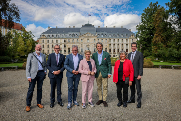 Denkmalreise Ministerin Razavi besichtigt Marstall in Donaueschingen Ministerin Nicole Razavi MdL (4.v.l.) besichtigt den Fürstlich Fürstenbergischen Marstall mit Anspannhalle in Donaueschingen gemeinsam mit Christian Fürst zu Fürstenberg (5.v.l.)