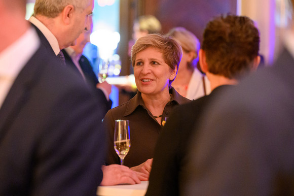 Ministerin Nicole Razavi MdL im Gespräch beim Festakt „75 Jahre Bauministerkonferenz“ im Kurhaus Baden-Baden