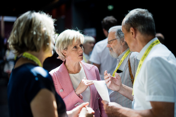 Wohnen und Bauen Erste Jahresveranstaltung des Strategiedialogs Wohnen und Bauen Wirtschaftsministerin Dr. Nicole Hoffmeister-Kraut (Mitte) im Gespräch