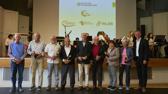 Amtschef Daniel Hager-Mann (rechts) ehrte am Freitag, 12. Juni 2026, im Kurhaus Hinterzarten Sportlerinnen und Sportler, die im Jahr 2025 das Deutsche Sportabzeichen zum 50. Mal abgelegt haben.