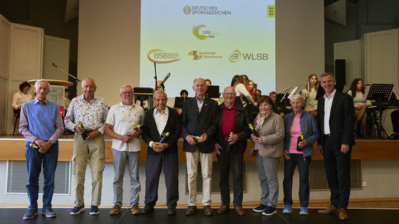 Amtschef Daniel Hager-Mann (rechts) ehrte am Freitag, 12. Juni 2026, im Kurhaus Hinterzarten Sportlerinnen und Sportler, die im Jahr 2025 das Deutsche Sportabzeichen zum 50. Mal abgelegt haben.