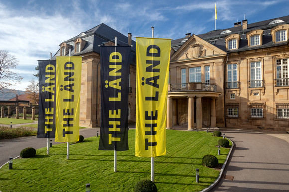 Imagekampagne Baden-Württemberg ist „THE LÄND“ Vier Fahnen mit der Aufschrift „THE LÄND“ vor der Villa Reitzenstein in Stuttgart