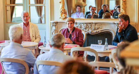 Ministerin Nicole Razavi (Mitte) bei der Pressekonferenz zum Tag des offenen Denkmals. 