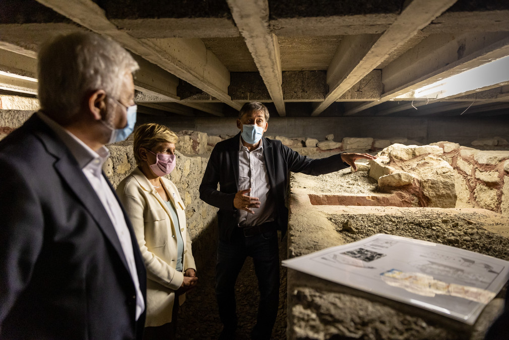 Ministerin Nicole Razavi MdL (Mitte) besucht die archäologischen Grabungen in Unterregenbach gemeinsam mit dem Präsidenten des Stuttgarter Regierungspräsidiums Wolfgang Reimer (links) und dem Präsidenten des Landesamts für Denkmalpflege Prof. Dr. Claus Wolf (rechts