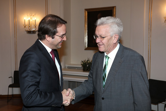 Antrittsbesuch Kretschmann empfängt österreichischen Botschafter Ministerpräsident Winfried Kretschmann (r.) und der österreichische Botschafter Dr. Nikolaus Marschik (l.)