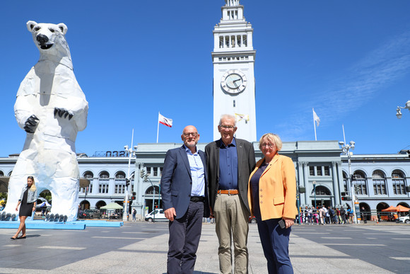 Delegationreise Kretschmann reist nach Kalifornien und Ontario v.l.n.r.: Minister Winfried Hermann, Ministerpräsident Winfried Kretschmann und Ministerin Theresia Bauer stehen vor dem Ferry Building in San Francisco. (Foto: Staatsministerium Baden-Württemberg)