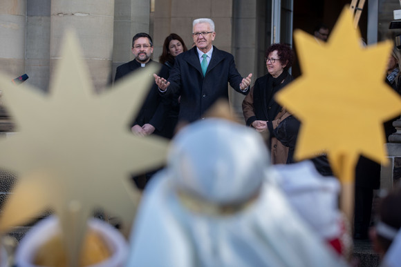 Aktion Dreikönigssingen Kretschmann empfängt Sternsingergruppen Ministerpräsident Winfried Kretschmann (M.) zusammen mit seiner Frau Gerlinde (r.) beim Sternsingerempfang im Neuen Schloss (Bild: Staatsministerium Baden-Württemberg)
