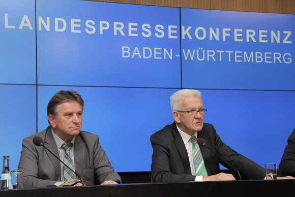 Pressekonferenz Zusammenhalt in Baden-Württemberg stark und stabil Ministerpräsident Winfried Kretschmann (r.) und Sozial- und Integrationsminister Manne Lucha (l.) bei der Regierungspressekonferenz (Bild: Staatsministerium Baden-Württemberg)