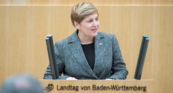 Ministerin Nicole Razavi MdL bei ihrer Haushaltsrede im Landtag