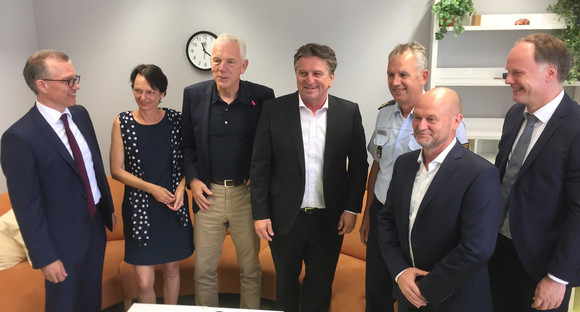 Sommertour 2019 „Haus des Jugendrechts“ in Heilbronn Minister Manne Lucha unterhält sich mit Mitarbeitenden des „Hauses des Jugendrechts“ in Heilbronn