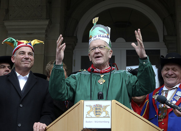 Fastnacht Närrischer Staatsempfang der Landesregierung Ministerpräsident Winfried Kretschmann (M.) spricht zu den Narren.