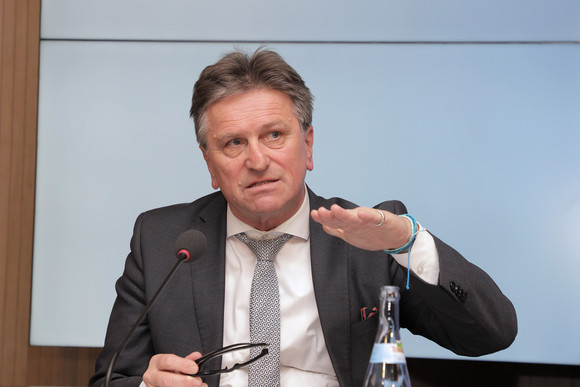 Pressekonferenz 50 Millionen Euro für innovative Projekte im Gesundheitsbereich Sozial- und Integrationsminister Manne Lucha bei der Regierungspressekonferenz (Bild: Staatsministerium Baden-Württemberg)