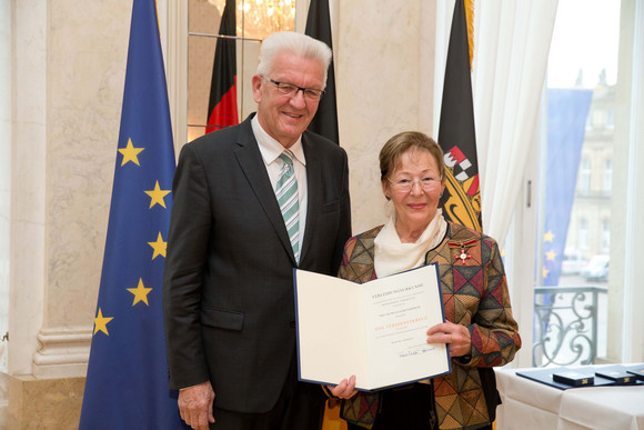 Tag des Ehrenamtes Kretschmann würdigt besonderes ehrenamtliches Engagement Ministerpräsident Winfried Kretschmann (l.) und Elisabeth Böhler (r.)