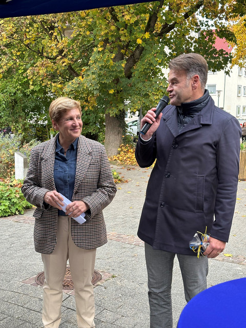 Welterbe Land weiht WahreWunderBänke in Blaubeuren ein Ministerin Nicole Razavi MdL und Bürgermeister Jörg Seibold