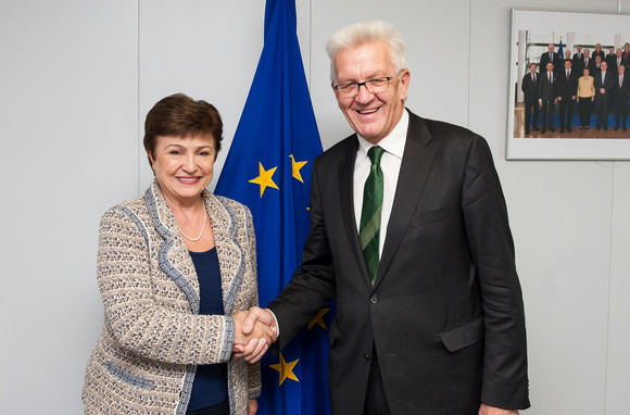 Europa Kretschmann zu Antrittsbesuch in Brüssel Ministerpräsident Winfried Kretschmann (r.) und EU-Kommissions-Vizepräsidentin Kristalina Georgieva (l.) (Foto: Vertretung des Landes Baden-Württemberg bei der Europäischen Union/FKPH)