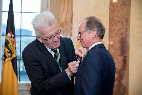 Auszeichnung Bundesverdienstkreuz für Rainer Reichhold Ministerpräsident Winfried Kretschmann (l.) heftet Rainer Reichhold (r.) das Bundesverdienstkreuz ans Revers