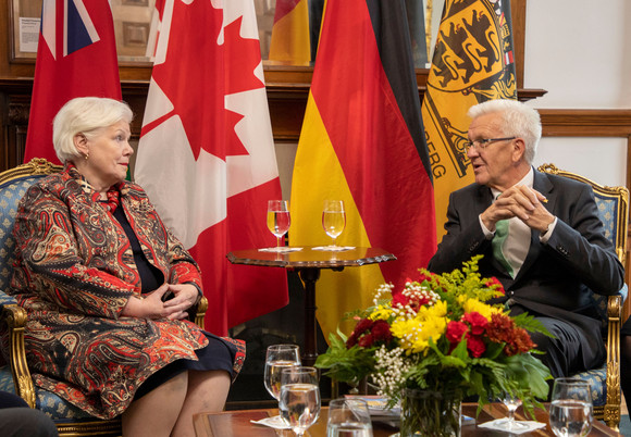 Delegationreise Kretschmann reist nach Kalifornien und Ontario Ministerpräsident Winfried Kretschmann (r.) im Gespräch mit der Lieutenant Governor der Provinz Ontario, Elizabeth Dowdeswellam (l.) (Foto: Staatsministeium Baden-Württemberg)