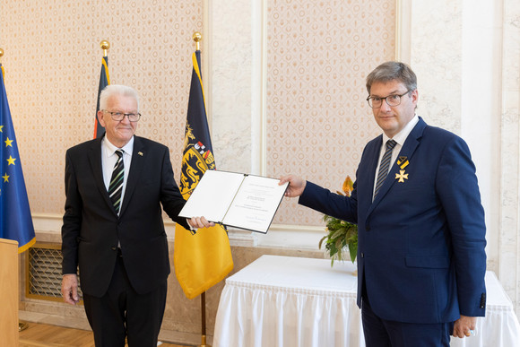 Auszeichnung Verdienstorden des Landes an 26 verdiente Persönlichkeiten Ministerpräsident Winfried Kretschmann (l.) und Prof. Dr. Eckart Köhne (r.)