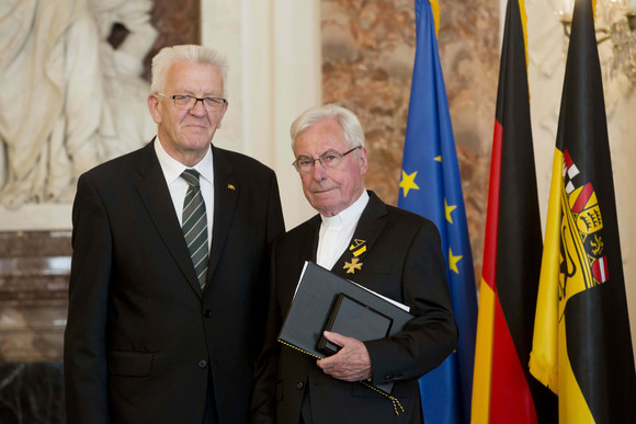 Auszeichnung Verdienstorden des Landes an 22 verdiente Persönlichkeiten Ministerpräsident Winfried Kretschmann (l.) und Prälat Hubert Bour (r.)