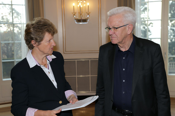 Normenkontrollrat Studie zur Bürokratieentlastung im Ehrenamt vorgestellt Die Vorsitzende des Normenkontrollrats Baden-Württemberg, Dr. Gisela Meister-Scheufelen (l.), übergibt Ministerpräsident Winfried Kretschmann (r.) eine Studie zur Bürokratieentlastung im Ehrenamt. (Bild: Staatsministerium Baden-Württemberg