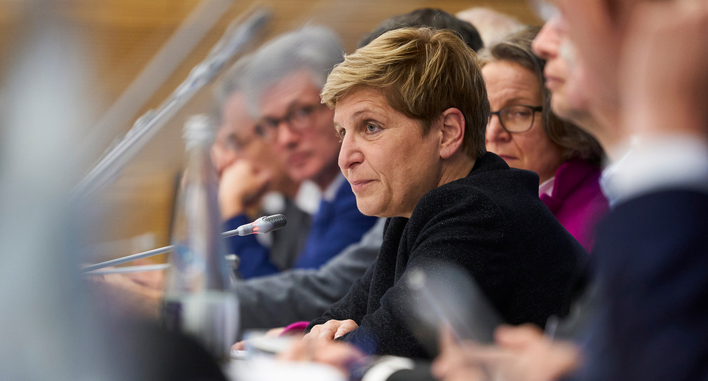 Ministerin Nicole Razavi beim Bündnis bezahlbares Wohnen in Berlin