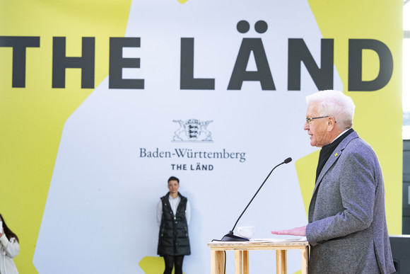 Imagekampagne Baden-Württemberg ist „THE LÄND“ Ministerpräsident Winfried Kretschmann bei der Pressekonferenz im Hafen Stuttgart