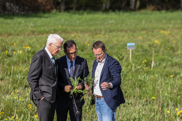 Landwirtschaft Kretschmann und Özdemir besuchen F.R.A.N.Z.-Demobetrieb Hohenlohe Ministerpräsident Winfried Kretschmann (links), Cem Özdemir (Mitte), Bundesminister für Ernährung und Landwirtschaft, und Jürgen Maurer (rechts), F.R.A.N.Z.-Demobetrieb Hohenlohe