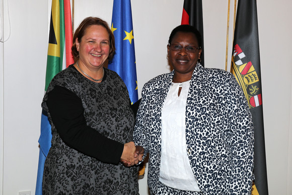 Besuch Schopper empfängt Delegation aus Südafrika Staatssekretärin Theresa Schopper (l.) und Primrose Delisile Khumalo (r.), Stellvertretende Generaldirektorin.
